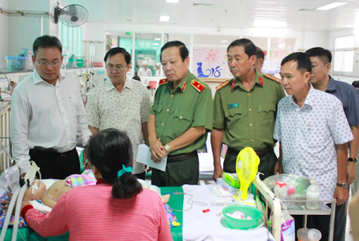 Tặng quà cho các bệnh nhi có hoàn cảnh khó khăn